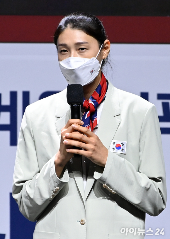 배구선수 김연경이 8일 오후 서울 송파구 방이동 올림픽공원 내 올림픽홀에서 진행된 '2020 도쿄하계올림픽 대한민국 선수단 결단식'에서 선수단 대표로 각오를 밝히고 있다. [사진=김성진 기자]