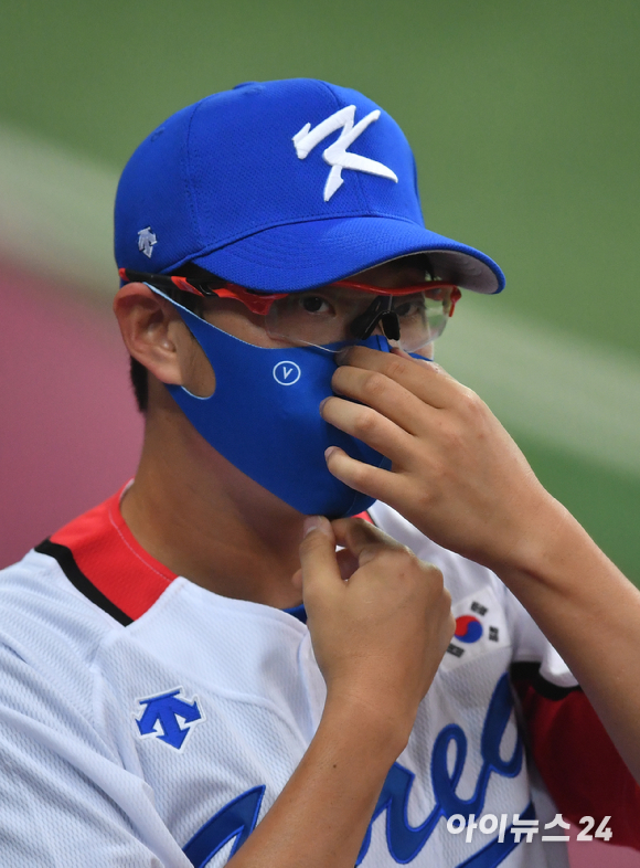 올림픽 야구대표팀 박세웅이 20일 오후 서울 고척스카이돔에서 진행된 '2020 도쿄올림픽' 야구 국가대표팀 공개 훈련에서 마스크를 고쳐쓰고 있다.