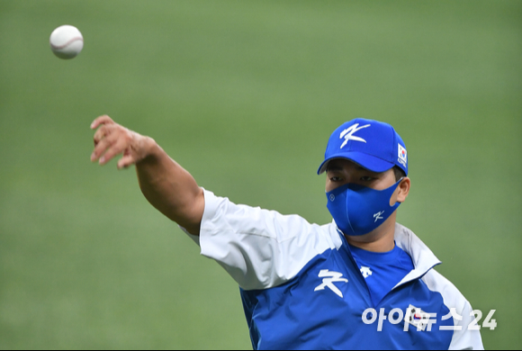 올림픽 야구대표팀 고우석이 20일 오후 서울 고척스카이돔에서 진행된 '2020 도쿄올림픽' 야구 국가대표팀 공개 훈련에서 캐치볼을 하고 있다.