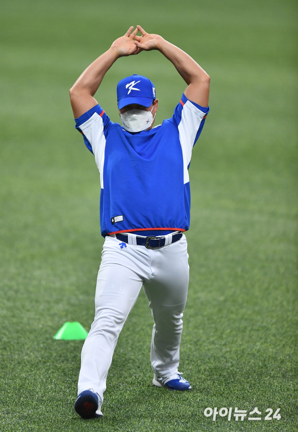 올림픽 야구대표팀 오승환이 20일 오후 서울 고척스카이돔에서 진행된 '2020 도쿄올림픽' 야구 국가대표팀 공개 훈련에서 스트레칭을 하고 있다.