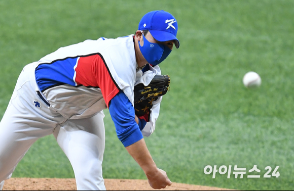 올림픽 야구대표팀 김민우가 20일 오후 서울 고척스카이돔에서 진행된 '2020 도쿄올림픽' 야구 국가대표팀 공개 훈련에서 투구를 하고 있다.