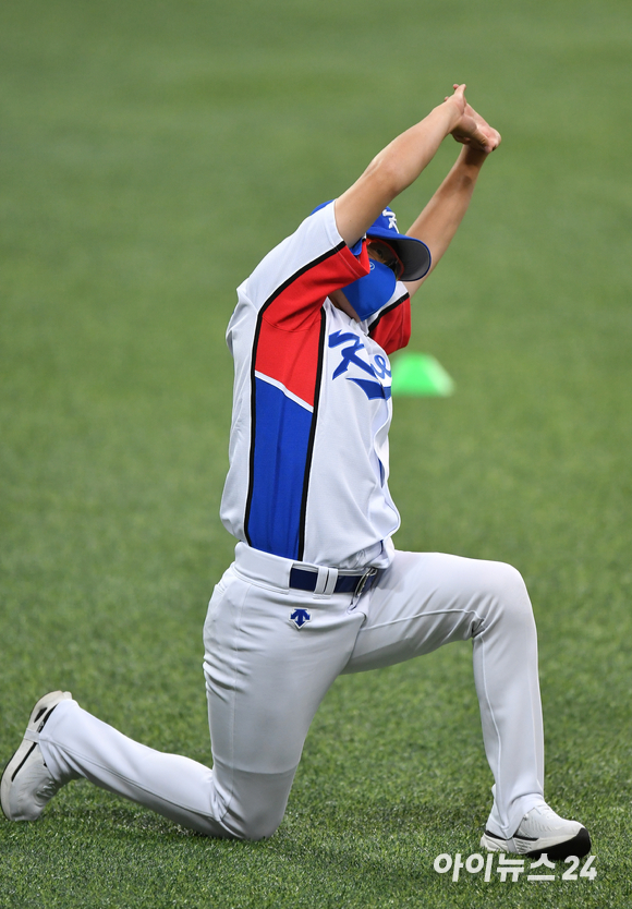 올림픽 야구대표팀 박세웅이 20일 오후 서울 고척스카이돔에서 진행된 '2020 도쿄올림픽' 야구 국가대표팀 공개 훈련에서 스트레칭을 하고 있다.
