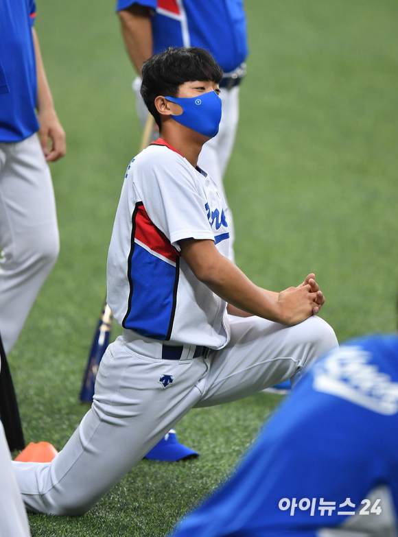 올림픽 야구대표팀 이의리가 20일 오후 서울 고척스카이돔에서 진행된 '2020 도쿄올림픽' 야구 국가대표팀 공개 훈련에서 스트레칭을 하고 있다.