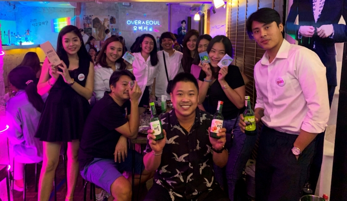 지난해 12월 태국 방콕에 위치한 식당 오버서울에서 열린 진로데이에서 관계자들이 포즈를 취하고 있다.  [사진=하이트진로]