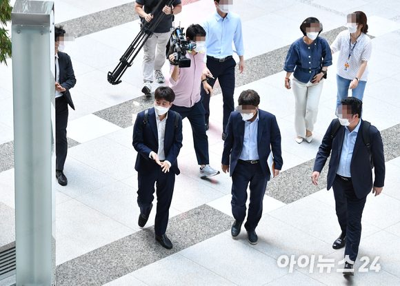 이준석 국민의힘 대표가 21일 오후 서울 양천구 목동 SBS 방송센터에서 진행된 '주영진의 뉴스브리핑' 당대표 토론배틀에 출연하기 위해 이동하고 있다.