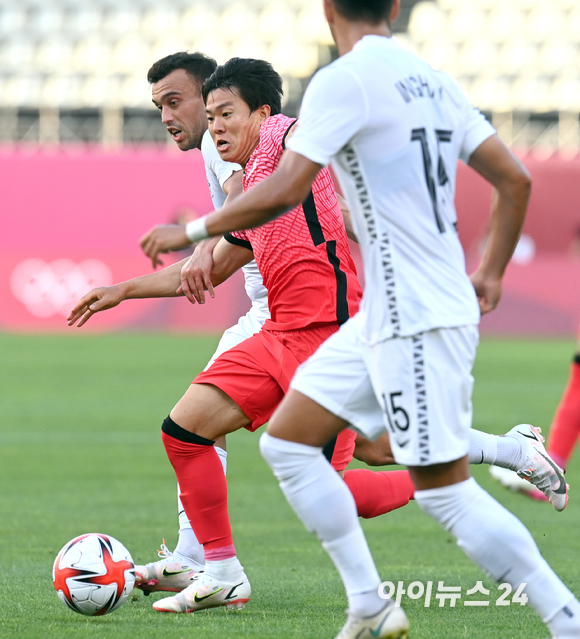 '2020 도쿄올림픽' 남자축구 조별리그 B조 1차전 대한민국과 뉴질랜드의 경기가 22일(한국시간) 일본 이바라키 가시마 스타디움에서 열렸다. 대한민국 권창훈이 돌파를 하고 있다.