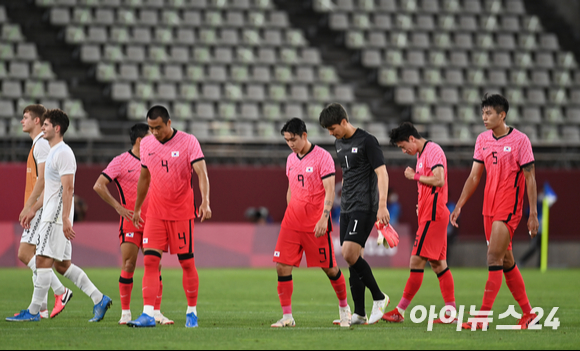 '2020 도쿄올림픽' 남자축구 조별리그 B조 1차전 대한민국과 뉴질랜드의 경기가 22일(한국시간) 일본 이바라키 가시마 스타디움에서 열렸다. 대한민국 선수들이 0-1로 패배하자 아쉬워하고 있다. [사진=정소희 기자]