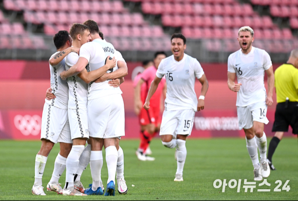 '2020 도쿄올림픽' 남자축구 조별리그 B조 1차전 대한민국과 뉴질랜드의 경기가 22일(한국시간) 일본 이바라키 가시마 스타디움에서 열렸다. 뉴질랜드 선수들이 크리스 우드의 선제골에 기뻐하고 있다. [사진=정소희 기자]