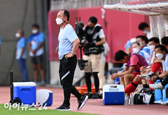 '2020 도쿄올림픽' 남자축구 조별리그 B조 1차전 대한민국과 뉴질랜드의 경기가 22일(한국시간) 일본 이바라키 가시마 스타디움에서 열렸다. 대한민국 김학범 감독이 선제골 허용 후 아쉬워하고 있다. [사진=정소희 기자]