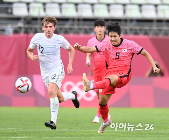 '2020 도쿄올림픽' 남자축구 조별리그 B조 1차전 대한민국과 뉴질랜드의 경기가 22일(한국시간) 일본 이바라키 가시마 스타디움에서 열렸다. 대한민국 이강인이 슛을 날리고 있다.