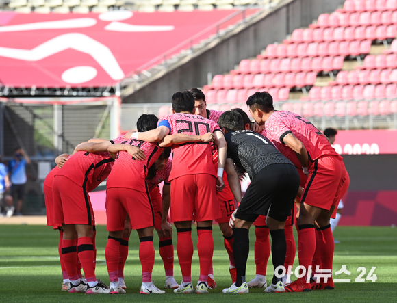 22일(한국시간) 일본 이바라키 가시마 스타디움에서 열린 '2020 도쿄올림픽' 남자축구 조별리그 B조 1차전 대한민국과 뉴질랜드의 경기가 0-1 대한민국의 패배로 끝났다. 전반 시작 직전 대한민국 올림픽 축구대표팀이 파이팅을 외치고 있다.