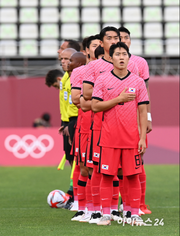 22일(한국시간) 일본 이바라키 가시마 스타디움에서 열린 '2020 도쿄올림픽' 남자축구 조별리그 B조 1차전 대한민국과 뉴질랜드의 경기가 0-1 대한민국의 패배로 끝났다. 경기 시작 전 선발 선수들이 애국가를 부르고 있다.