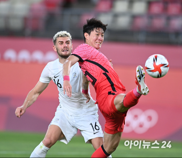 22일(한국시간) 일본 이바라키 가시마 스타디움에서 열린 '2020 도쿄올림픽' 남자축구 조별리그 B조 1차전 대한민국과 뉴질랜드의 경기가 0-1 대한민국의 패배로 끝났다. 후반 추가시간 대한민국 황의조가 골문 앞에서 슛 기회를 놓치고 있다.