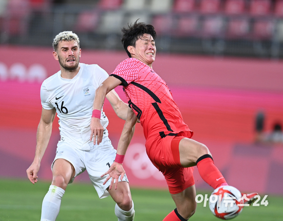 22일(한국시간) 일본 이바라키 가시마 스타디움에서 열린 '2020 도쿄올림픽' 남자축구 조별리그 B조 1차전 대한민국과 뉴질랜드의 경기가 0-1 대한민국의 패배로 끝났다. 후반 추가시간 대한민국 황의조가 골문 앞에서 슛 기회를 놓치고 있다.