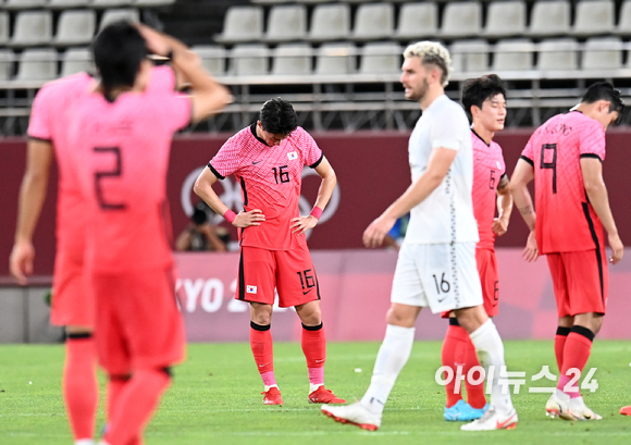 22일(한국시간) 일본 이바라키 가시마 스타디움에서 열린 '2020 도쿄올림픽' 남자축구 조별리그 B조 1차전 대한민국과 뉴질랜드의 경기가 0-1 대한민국의 패배로 끝났다. 충격적인 패배에 아쉬운 대한민국 선수들의 모습.