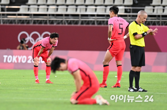 22일(한국시간) 일본 이바라키 가시마 스타디움에서 열린 '2020 도쿄올림픽' 남자축구 조별리그 B조 1차전 대한민국과 뉴질랜드의 경기가 0-1 대한민국의 패배로 끝났다. 충격적인 패배에 아쉬운 대한민국 선수들의 모습.