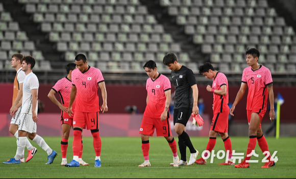 22일(한국시간) 일본 이바라키 가시마 스타디움에서 열린 '2020 도쿄올림픽' 남자축구 조별리그 B조 1차전 대한민국과 뉴질랜드의 경기가 0-1 대한민국의 패배로 끝났다. 충격적인 패배에 아쉬운 대한민국 선수들의 모습.