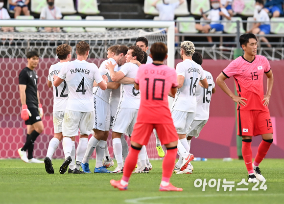 22일(한국시간) 일본 이바라키 가시마 스타디움에서 열린 '2020 도쿄올림픽' 남자축구 조별리그 B조 1차전 대한민국과 뉴질랜드의 경기가 0-1 대한민국의 패배로 끝났다. 전반 뉴질랜드 선수들이 크리스 우드의 선제골에 기뻐하고 있다.