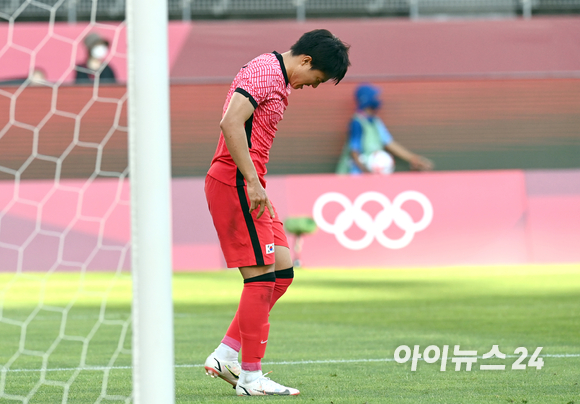 22일(한국시간) 일본 이바라키 가시마 스타디움에서 열린 '2020 도쿄올림픽' 남자축구 조별리그 B조 1차전 대한민국과 뉴질랜드의 경기가 0-1 대한민국의 패배로 끝났다. 전반 대한민국 권창훈이 득점 기회를 놓친 후 아쉬워하고 있다.