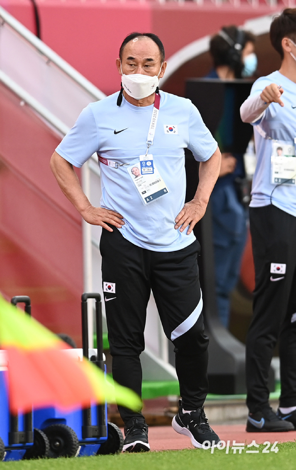 22일(한국시간) 일본 이바라키 가시마 스타디움에서 열린 '2020 도쿄올림픽' 남자축구 조별리그 B조 1차전 대한민국과 뉴질랜드의 경기가 0-1 대한민국의 패배로 끝났다. 답답한 김학범 감독.