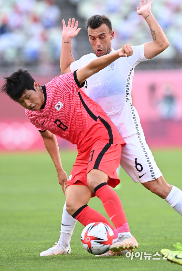 22일(한국시간) 일본 이바라키 가시마 스타디움에서 열린 '2020 도쿄올림픽' 남자축구 조별리그 B조 1차전 대한민국과 뉴질랜드의 경기가 0-1 대한민국의 패배로 끝났다. 전반 대한민국 이강인이 공을 사수하고 있다.