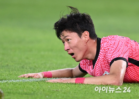22일(한국시간) 일본 이바라키 가시마 스타디움에서 열린 '2020 도쿄올림픽' 남자축구 조별리그 B조 1차전 대한민국과 뉴질랜드의 경기가 0-1 대한민국의 패배로 끝났다.  후반 추가시간 대한민국 황의조가 득점 기회를 놓친 후 아쉬워하고 있다.