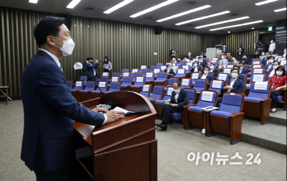 김기현 국민의힘 원내대표가 23일 서울 여의도 국회에서 열린 의원총회에서 발언하고 있다.