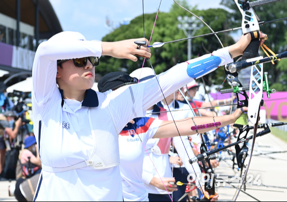 2020 도쿄올림픽 여자 양궁 개인 랭킹라운드(순위결정전)가 23일 오전 도쿄 유메노시마 공원 양궁장에서 펼쳐졌다. 한국 양궁 대표팀 안산이 활시위를 당기고 있다.