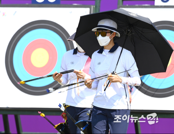 2020 도쿄올림픽 여자 양궁 개인 랭킹라운드(순위결정전)가 23일 오전 도쿄 유메노시마 공원 양궁장에서 펼쳐졌다. 한국 양궁 대표팀 안산이 과녁을 확인하고 돌아오고 있다.