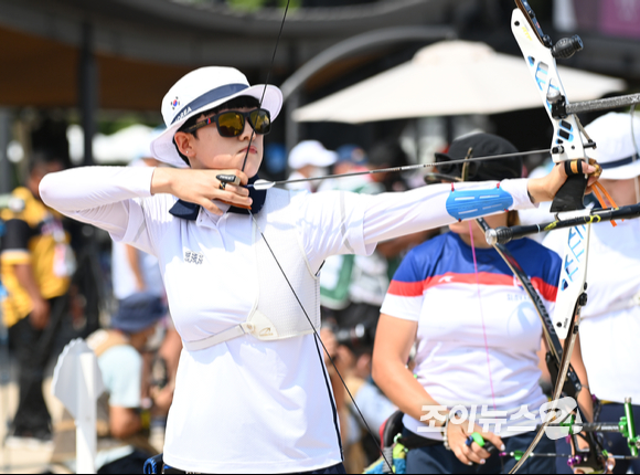 2020 도쿄올림픽 여자 양궁 개인 랭킹라운드(순위결정전)가 23일 오전 도쿄 유메노시마 공원 양궁장에서 펼쳐졌다. 한국 양궁 대표팀 안산이 활시위를 당기고 있다.