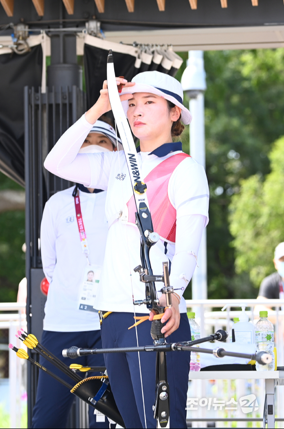2020 도쿄올림픽 여자 양궁 개인 랭킹라운드(순위결정전)가 23일 오전 도쿄 유메노시마 공원 양궁장에서 펼쳐졌다. 한국 양궁 대표팀 강채영이 경기를 준비하고 있다.