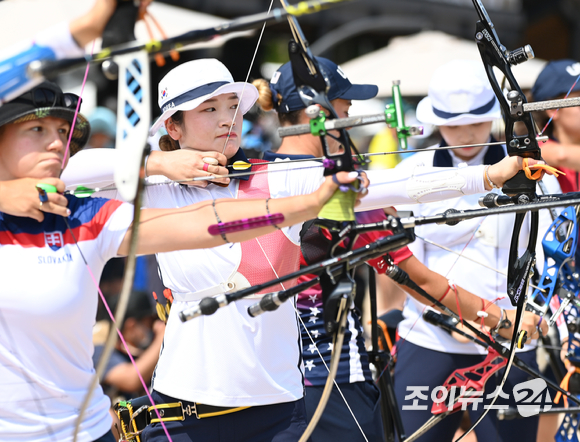 2020 도쿄올림픽 여자 양궁 개인 랭킹라운드(순위결정전)가 23일 오전 도쿄 유메노시마 공원 양궁장에서 펼쳐졌다. 한국 양궁 대표팀 강채영이 활시위를 당기고 있다.