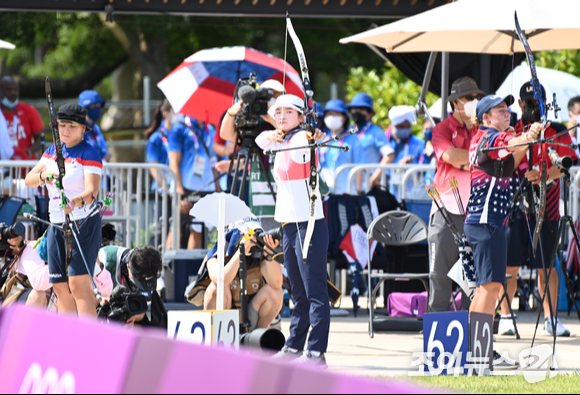 2020 도쿄올림픽 여자 양궁 개인 랭킹라운드(순위결정전)가 23일 오전 도쿄 유메노시마 공원 양궁장에서 펼쳐졌다. 한국 양궁 대표팀 강채영이 활시위를 당기고 있다.