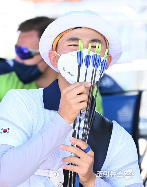 2020 도쿄올림픽 남자 양궁 개인 랭킹라운드(순위결정전)가 23일 오후 도쿄 유메노시마 공원 양궁장에서 펼쳐졌다. 한국 양궁 대표팀 김제덕이 화살을 확인하고 있다.
