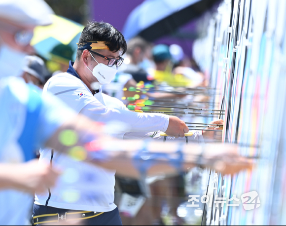 2020 도쿄올림픽 남자 양궁 개인 랭킹라운드(순위결정전)가 23일 오후 도쿄 유메노시마 공원 양궁장에서 펼쳐졌다. 한국 양궁 대표팀 김우진이 과녁에 맞은 화살을 뽑고 있다.