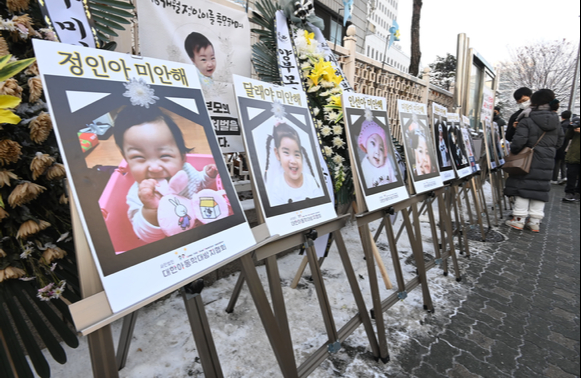 생후 16개월 된 정인이에게 학대해 숨지게 한 혐의를 받는 양부모에 대한 첫 공판이 열린 13일 서울 양천구 남부지방법원 앞에 학대로 숨진 아동들의 사진이 걸려 있다.