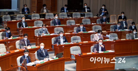 김부겸 국무총리(앞줄 오른쪽)와 홍남기 부총리 겸 기획재정부 장관 등 참석자들이 지난 15일 오전 서울 여의도 국회에서 열린 예산결산특별위원회 전체회의에서 의원들 질의를 듣고 있다. [사진=김성진 기자]