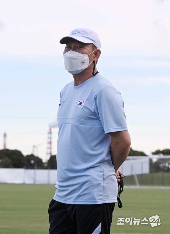 대한민국 김학범 감독이 23일 오후 일본 이바라키현 가시마 시하마그린파크에서 진행된 회복훈련에서 선수들의 훈련 모습을 지켜보고 있다.