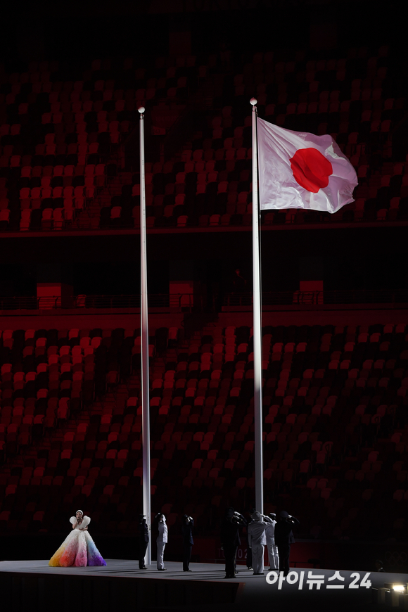 '2020 도쿄 올림픽' 개막식이 23일 오후 일본 도쿄 올림픽 스타디움에서 열렸다. 개막식은 무관중으로 진행된 일본 가수 미샤가 제국주의 상징이자 일본 국가인 기미가요를 부르고 있다.