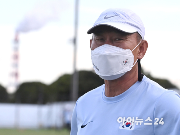 대한민국 김학범 감독이 23일 오후 일본 이바라키현 가시마 시하마그린파크에서 선수들의 회복 훈련 모습을 지켜보고 있다.