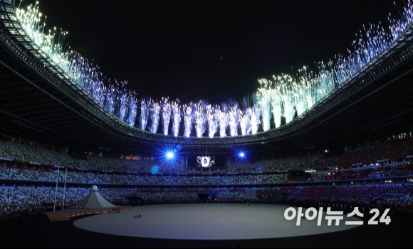 23일 오후 일본 도쿄 국립경기장에서 열린 2020 도쿄올림픽 개막식에서 화려한 불꽃이 하늘을 수놓고 있다.