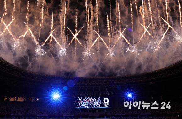 23일 오후 일본 도쿄 국립경기장에서 열린 2020 도쿄올림픽 개막식에서 화려한 불꽃이 하늘을 수놓고 있다.
