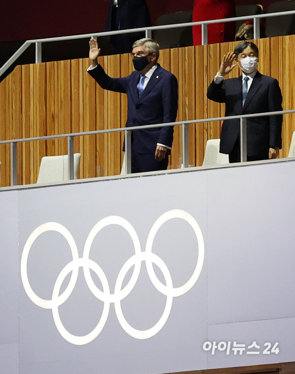 나루히토 일왕과 토마스 바흐 국제올림픽위원회 위원장이 23일 오후 일본 도쿄 국립경기장에서 열린 2020 도쿄올림픽 개막식에서 손을 흔들어 인사하고 있다.
