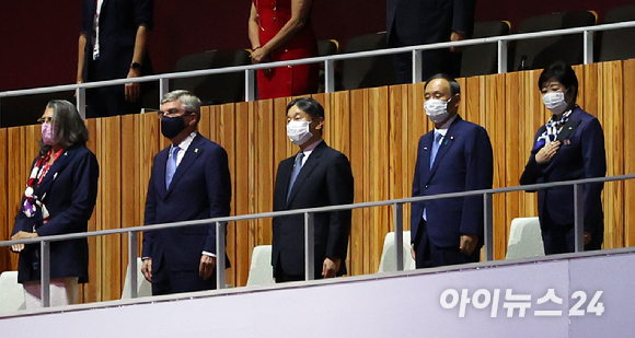 나루히토 일왕(가운데)과 토마스 바흐 국제올림픽위원회 위원장(왼쪽), 스가 총리(오른쪽) 등 내빈들이 23일 오후 일본 도쿄 국립경기장에서 열린 2020 도쿄올림픽 개막식에 참석하고 있다.