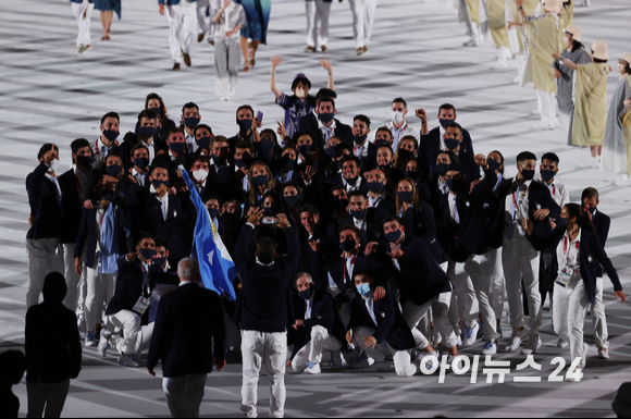 '2020 도쿄올림픽' 개막식이 23일 오후 일본 도쿄 올림픽 스타디움에서 열린 가운데 세계 각국의 선수들이 입장하고 있다.