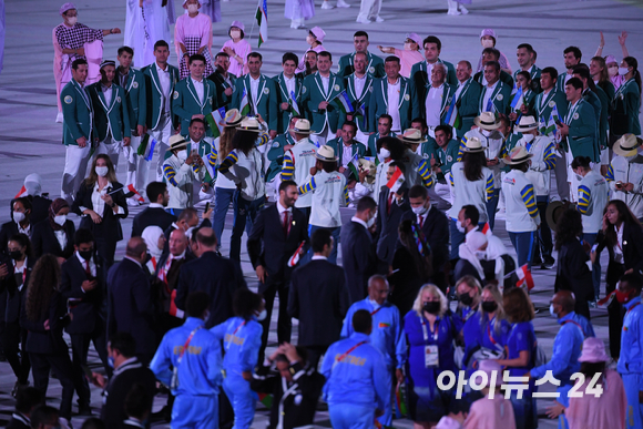 23일 오후 일본 도쿄 국립경기장에서 열린 2020 도쿄올림픽 개막식에서 세계 각국의 선수들이 입장하고 있다.