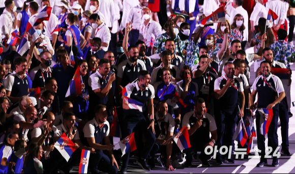 '2020 도쿄올림픽' 개막식이 23일 오후 일본 도쿄 올림픽 스타디움에서 열린 가운데 세르비아 선수들이 마스크를 벗고 기념촬영을 하고 있다.