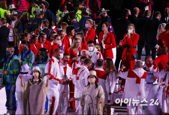 23일 오후 일본 도쿄 국립경기장에서 열린 2020 도쿄올림픽 개막식에서 세계 각국의 선수들이 입장하고 있다.