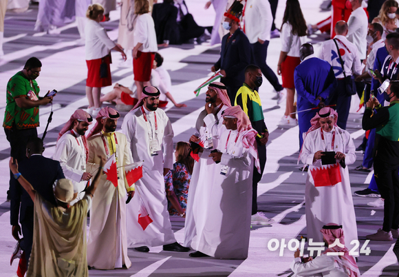 '2020 도쿄올림픽' 개막식이 23일 오후 일본 도쿄 올림픽 스타디움에서 열린 가운데 바레인 선수들이 입장하고 있다.