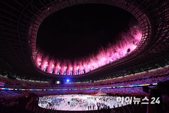 '2020 도쿄올림픽' 개막식이 23일 오후 일본 도쿄 올림픽 스타디움에서 열린 가운데 세계 각국의 선수들이 개막식을 즐기고 있다.